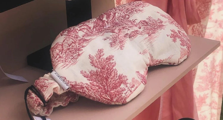 Masque de sommeil made in France pour femme. Motif toile de Jouy. Couleur rouge.