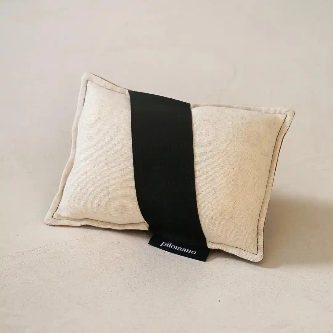 Petit oreiller de voyage compact et moelleux. Couleur beige.