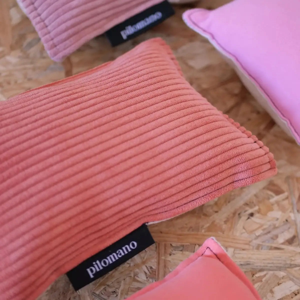 Pack de coussins de voyage Pilomano roses. Confort et élégance pour voyager.