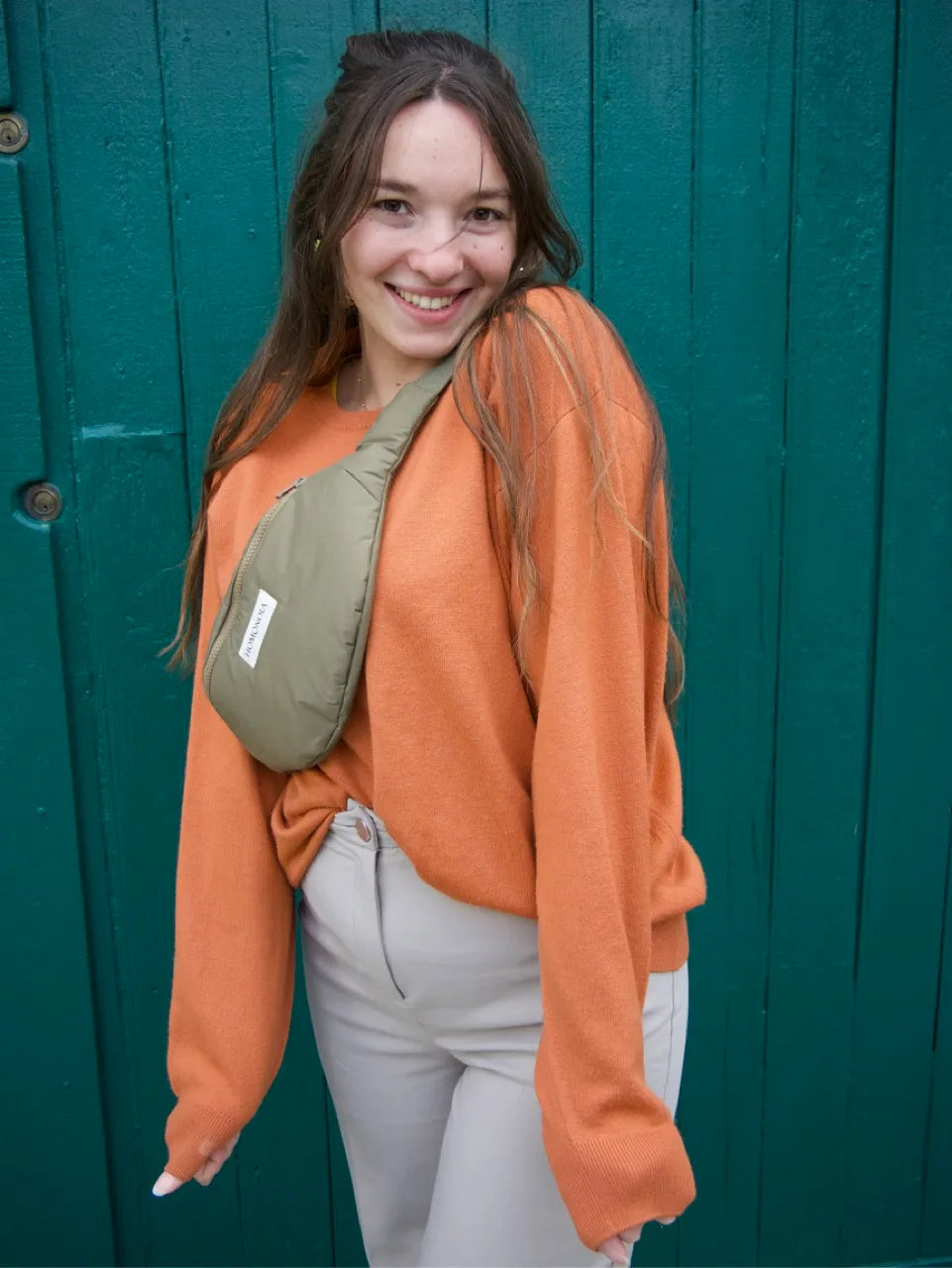 Femme portant un sac banane étanche, couleur kaki
