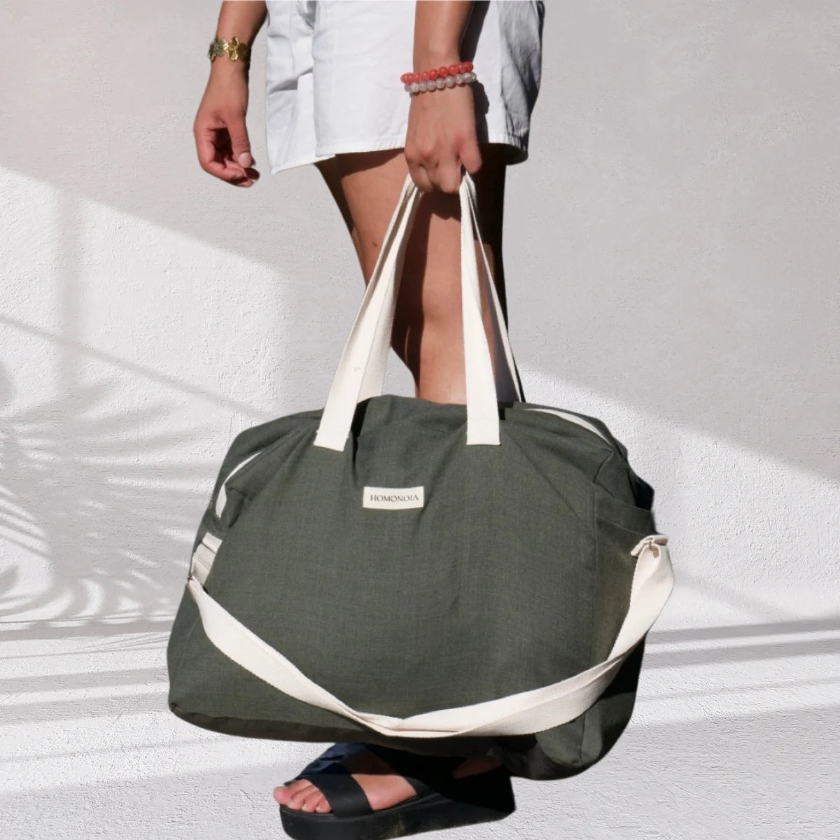 Femme voyageant avec un sac weekend écoresponsable, couleur kaki