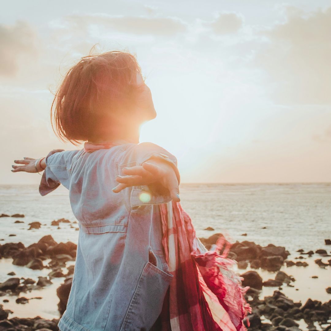 Femme qui voyage et se sent libre