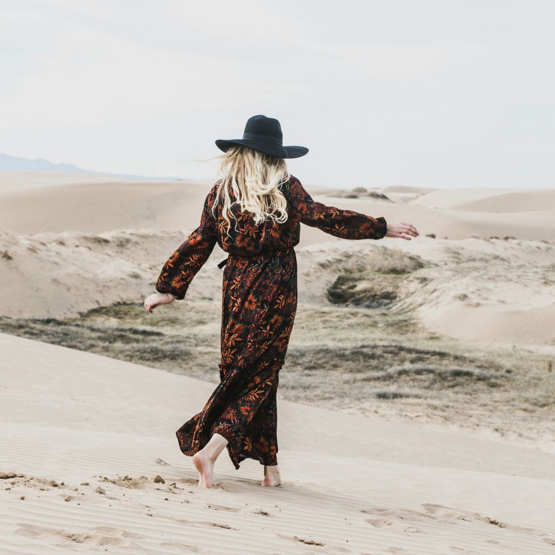 Femme qui voyage sur une plage