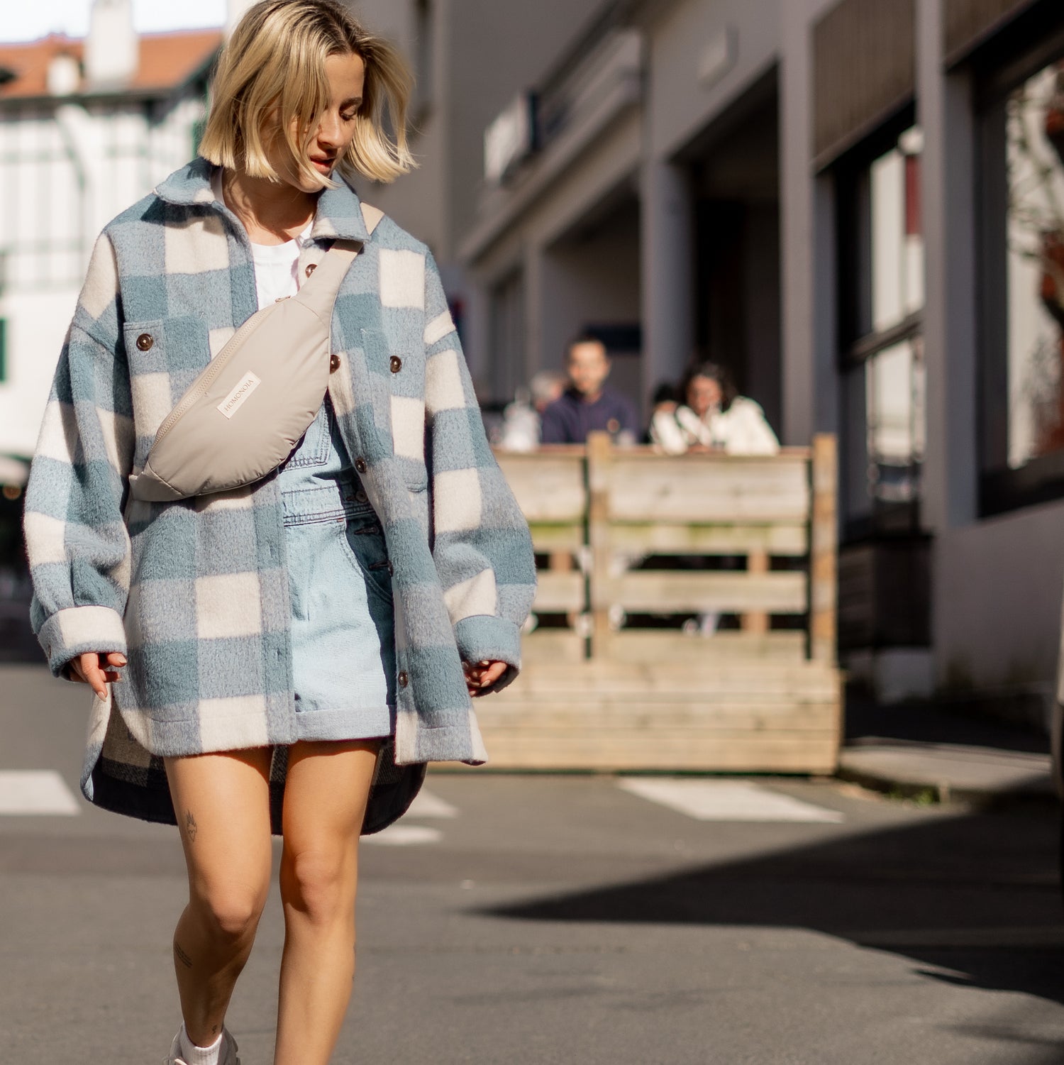 Femme qui se balade en ville avec un sac banane