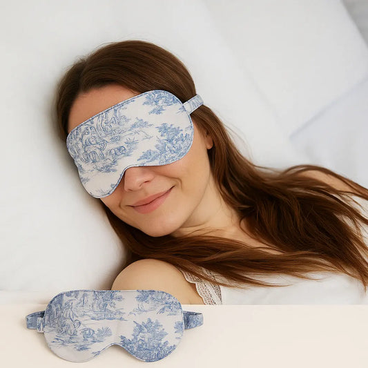 Femme portant un masque de sommeil made in France en toile de jouy bleu pour bien dormir