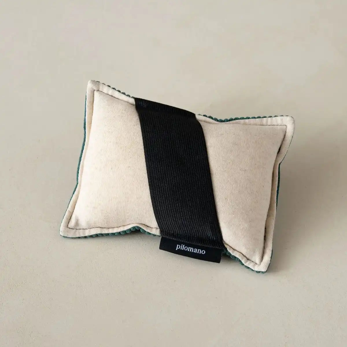 Petit coussin de voyage Pilomano blanc et vert. Confort pour voyager. Made in France.