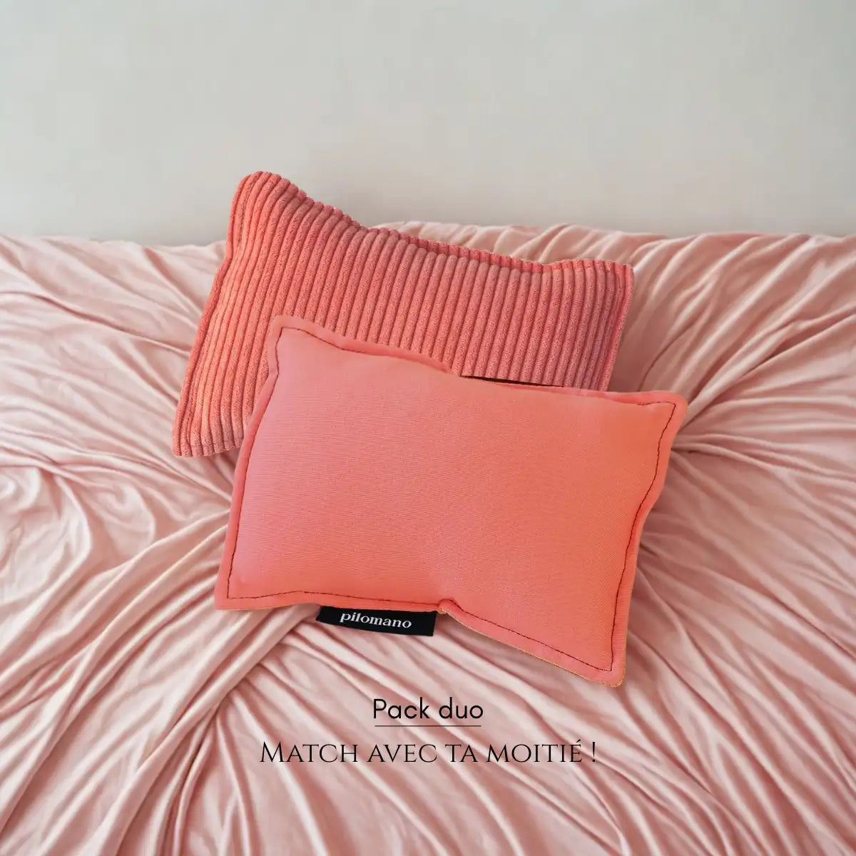 Pack de coussins de voyage Pilomano en velours rose et corail. Confort et élégance pour voyager à deux.