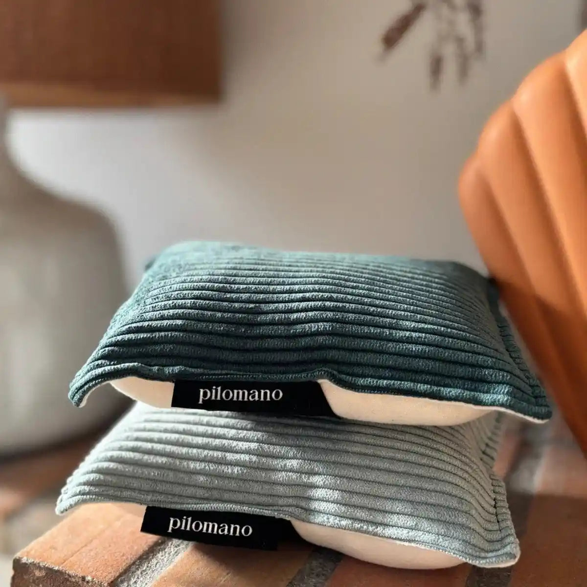 Pack duo de petits coussins de voyage Pilomano en velours vert. Confort pour voyager. Made in France.