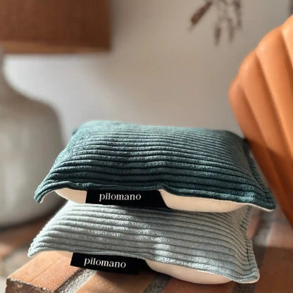 Pack duo de petits coussins de voyage Pilomano en velours vert. Confort pour voyager. Made in France.