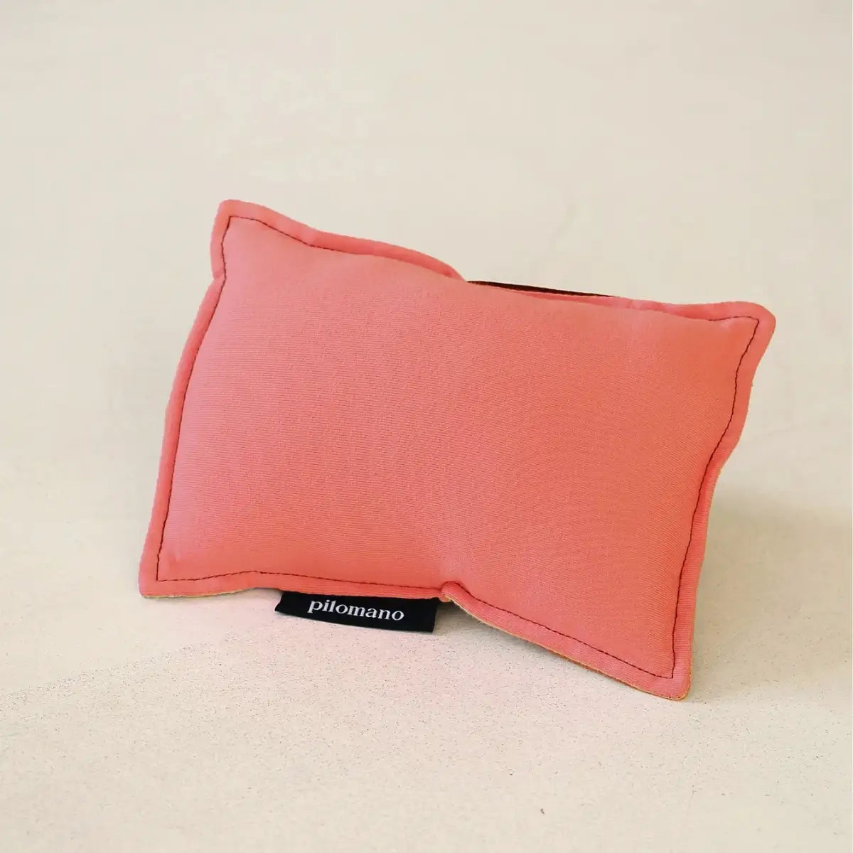 Petit oreiller de voyage Pilomano rose. Confort et élégance pour voyager.