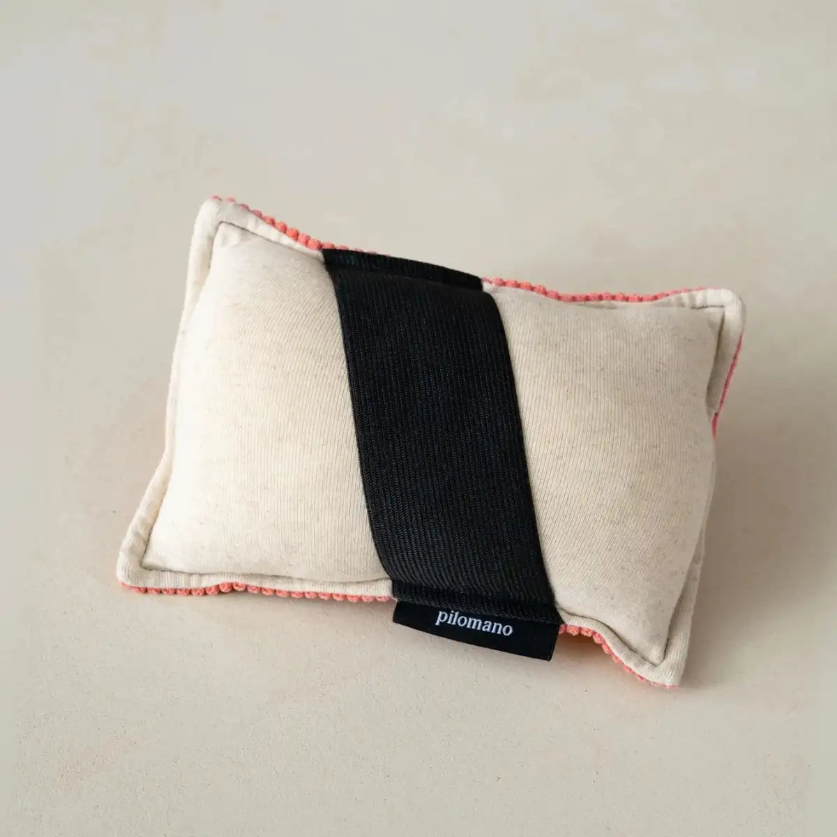 Petit oreiller de voyage Pilomano blanc et rose. Confort et élégance pour voyager.