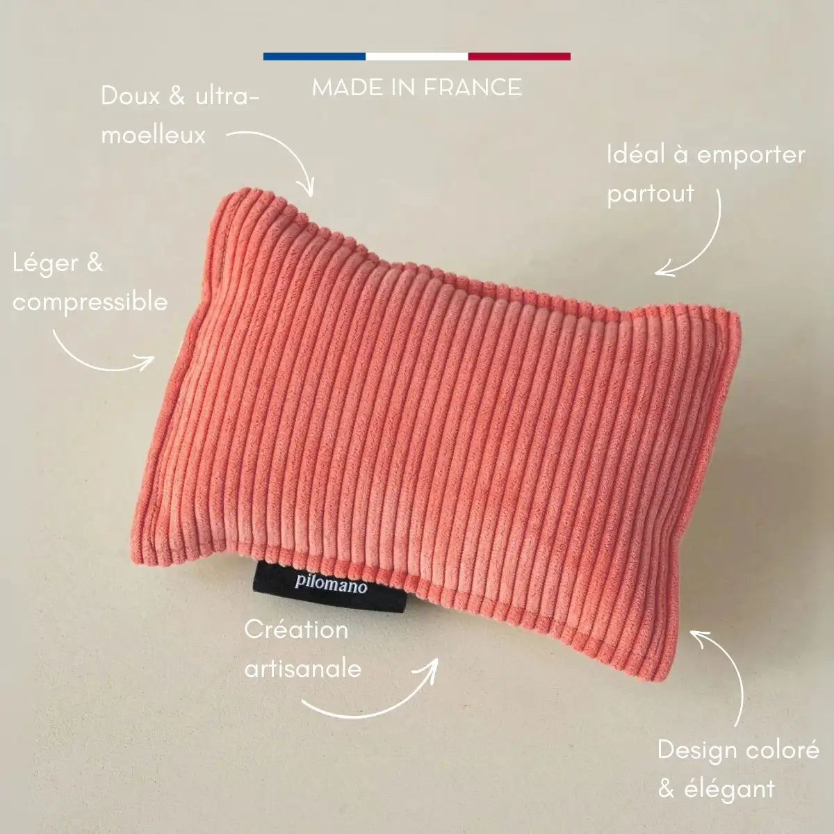 Petit oreiller de voyage Pilomano en velours rose. Confort et élégance pour voyager.