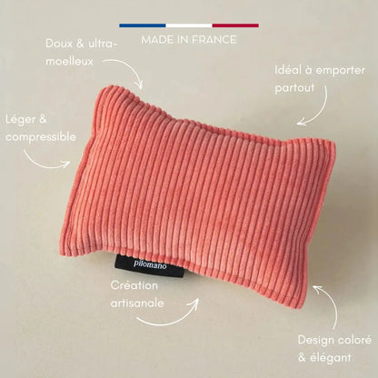 Petit oreiller de voyage Pilomano en velours rose. Confort et élégance pour voyager.