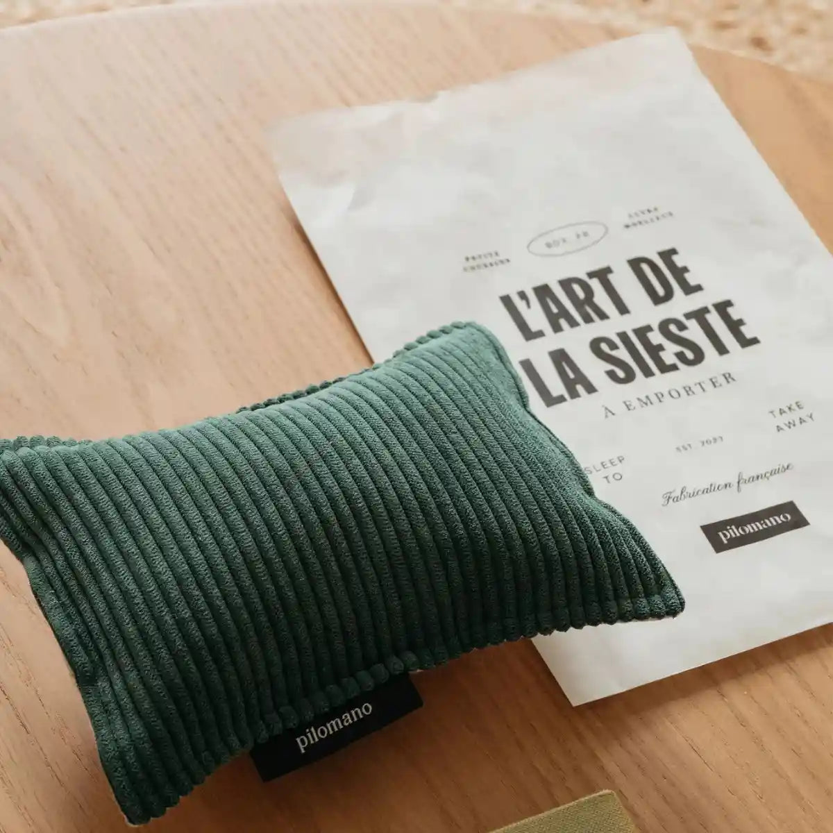 Petit oreiller de voyage Pilomano en velours vert. Confort pour voyager. Made in France.