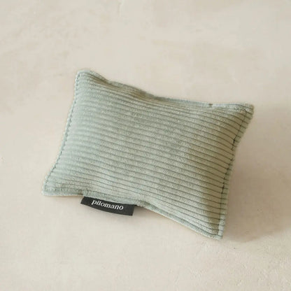 Petit coussin de voyage Pilomano en velours vert sauge. Confort pour voyager. Made in France.