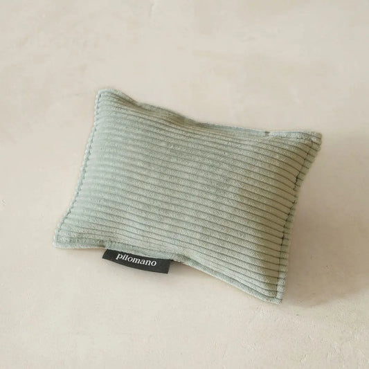 Petit coussin de voyage Pilomano en velours vert sauge. Confort pour voyager. Made in France.