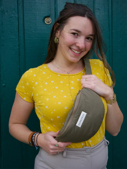 Femme portant un sac banane étanche, couleur kaki
