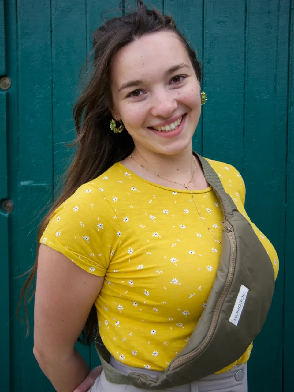 Femme portant un sac banane étanche, couleur kaki