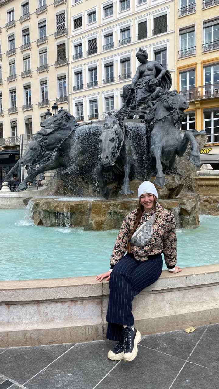 Femme qui voyage avec une banane