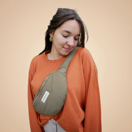 Femme portant un sac banane étanche, couleur kaki
