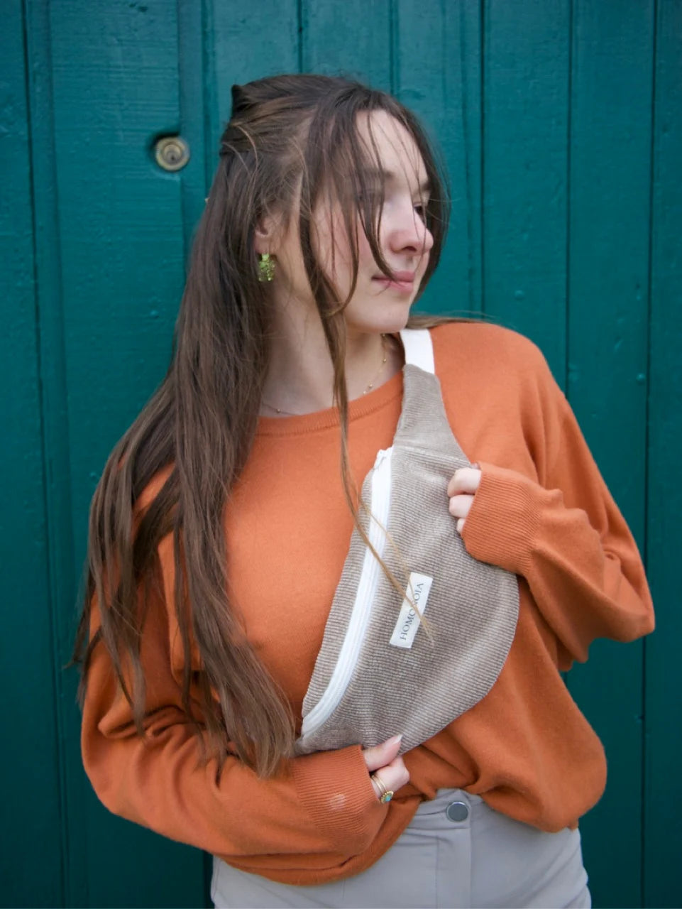 Femme portant un sac banane en velours taupe